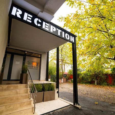 奥托佩尼Bucharest Airport Accomodation公寓式酒店 外观 照片