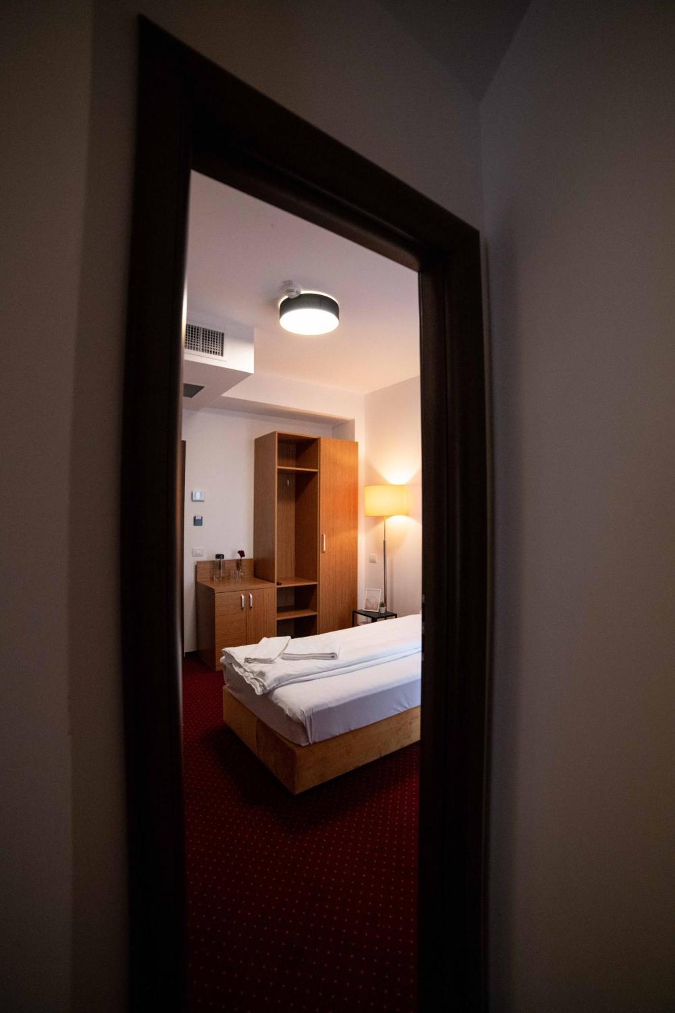 奥托佩尼Bucharest Airport Accomodation公寓式酒店 外观 照片