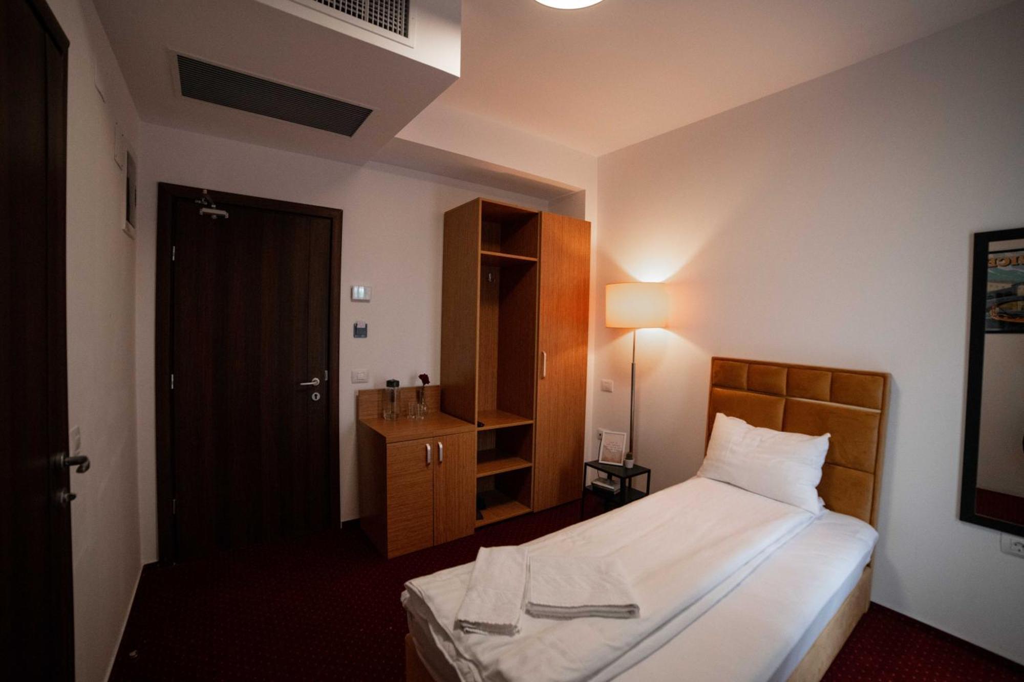 奥托佩尼Bucharest Airport Accomodation公寓式酒店 外观 照片